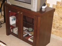 ТВ-шкаф, изработен от МДФ с естествен фурнир.