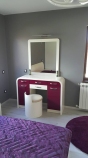 Тоалетка за спалня, изработена от МДФ с боя сатине в 2 цвята.