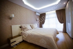 Спалня, изработена от МДФ, комбинация от естествен фурнир и полиуретанова боя в гланц изпълнение.