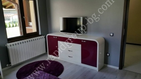 ТВ-шкаф за спалня, изработен от МДФ, комбинация от 2 цвята сатине.